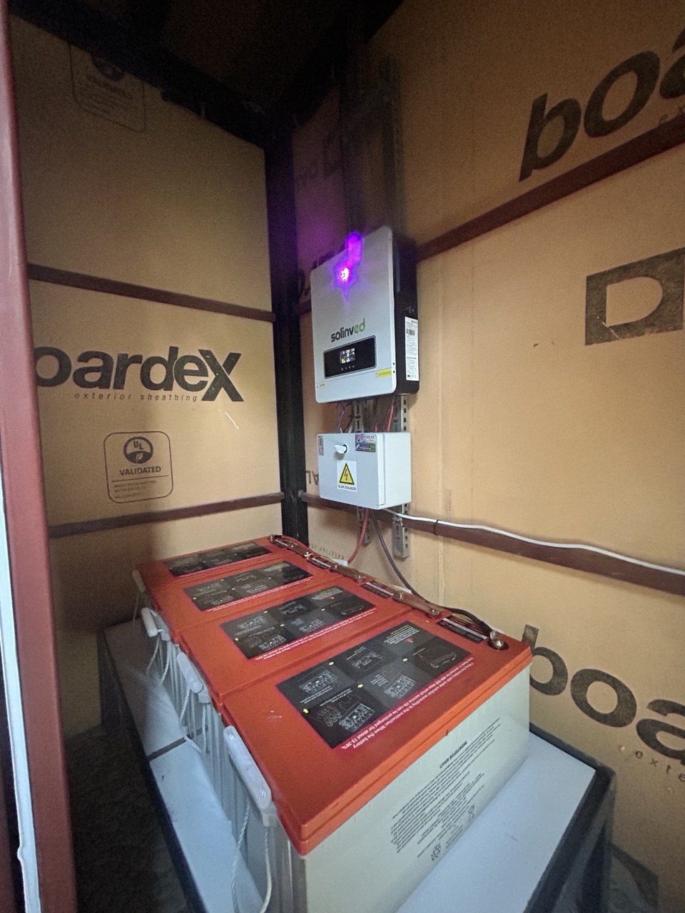 Menderes'de Bağımsız (Off-Grid) Güneş Enerjisi Sistemi — İzmir Menderes off-grid güneş enerjisi sistemi fotoğrafı