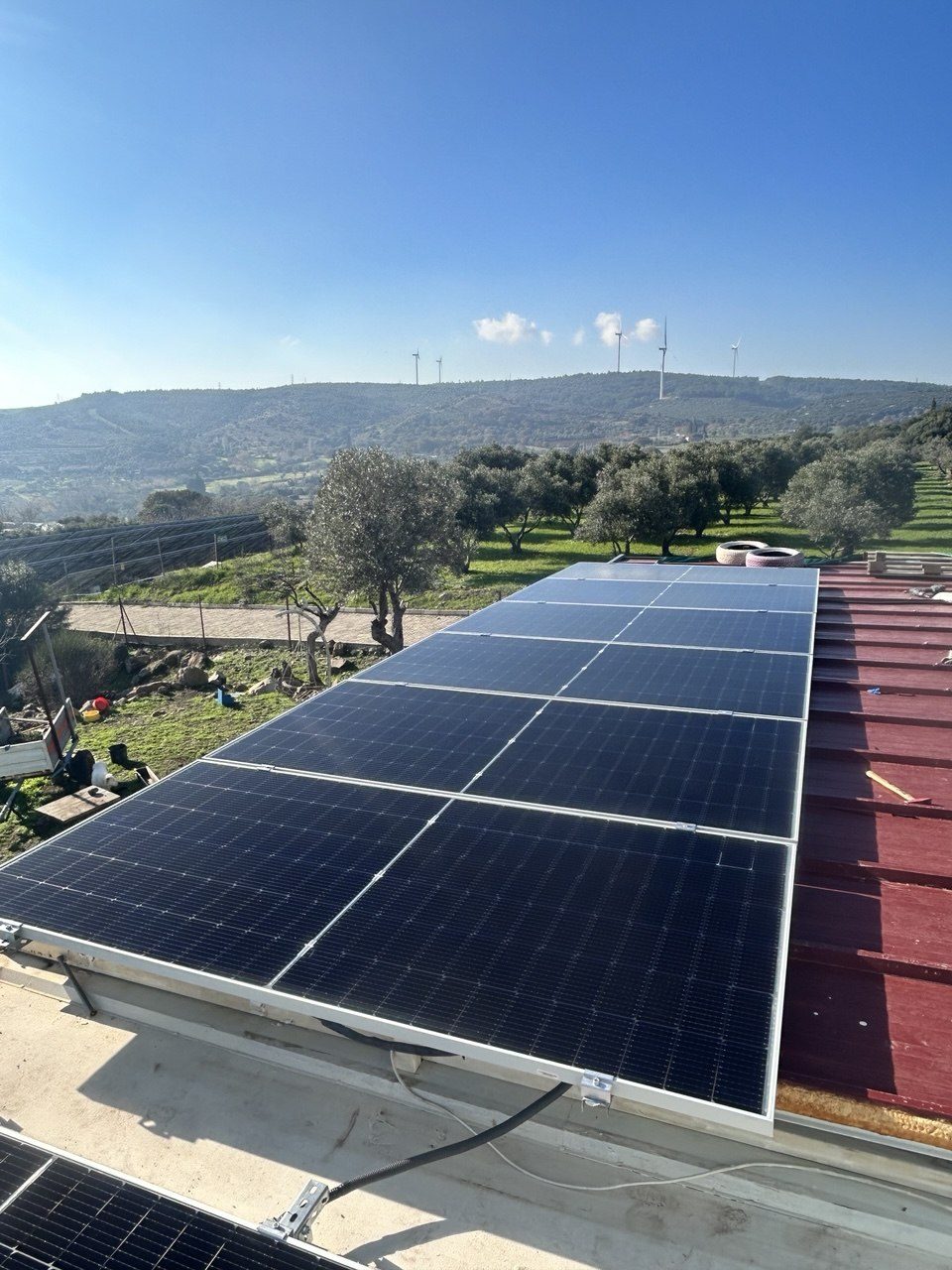 Seferihisar'de Bağımsız (Off-Grid) Güneş Enerjisi Sistemi — İzmir Seferihisar off-grid güneş enerjisi sistemi fotoğrafı