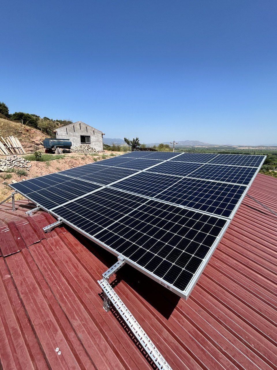 Salihli'de Bağımsız (Off-Grid) Güneş Enerjisi Sistemi — Manisa Salihli off-grid güneş enerjisi sistemi fotoğrafı