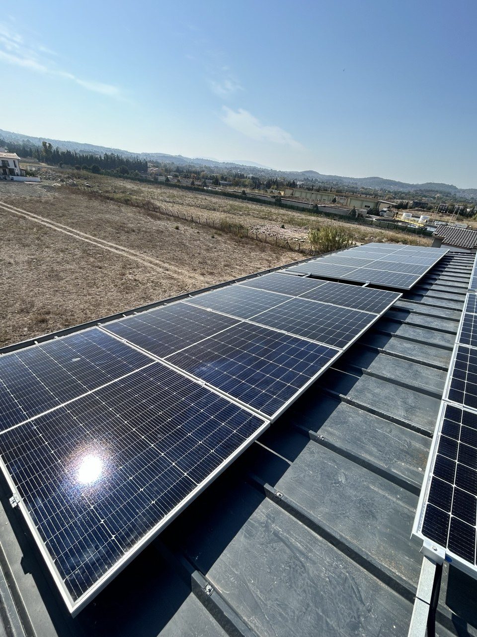 Urla'de Hibrit Off-Grid Enerji Sistemi — İzmir Urla off-grid güneş enerjisi sistemi fotoğrafı