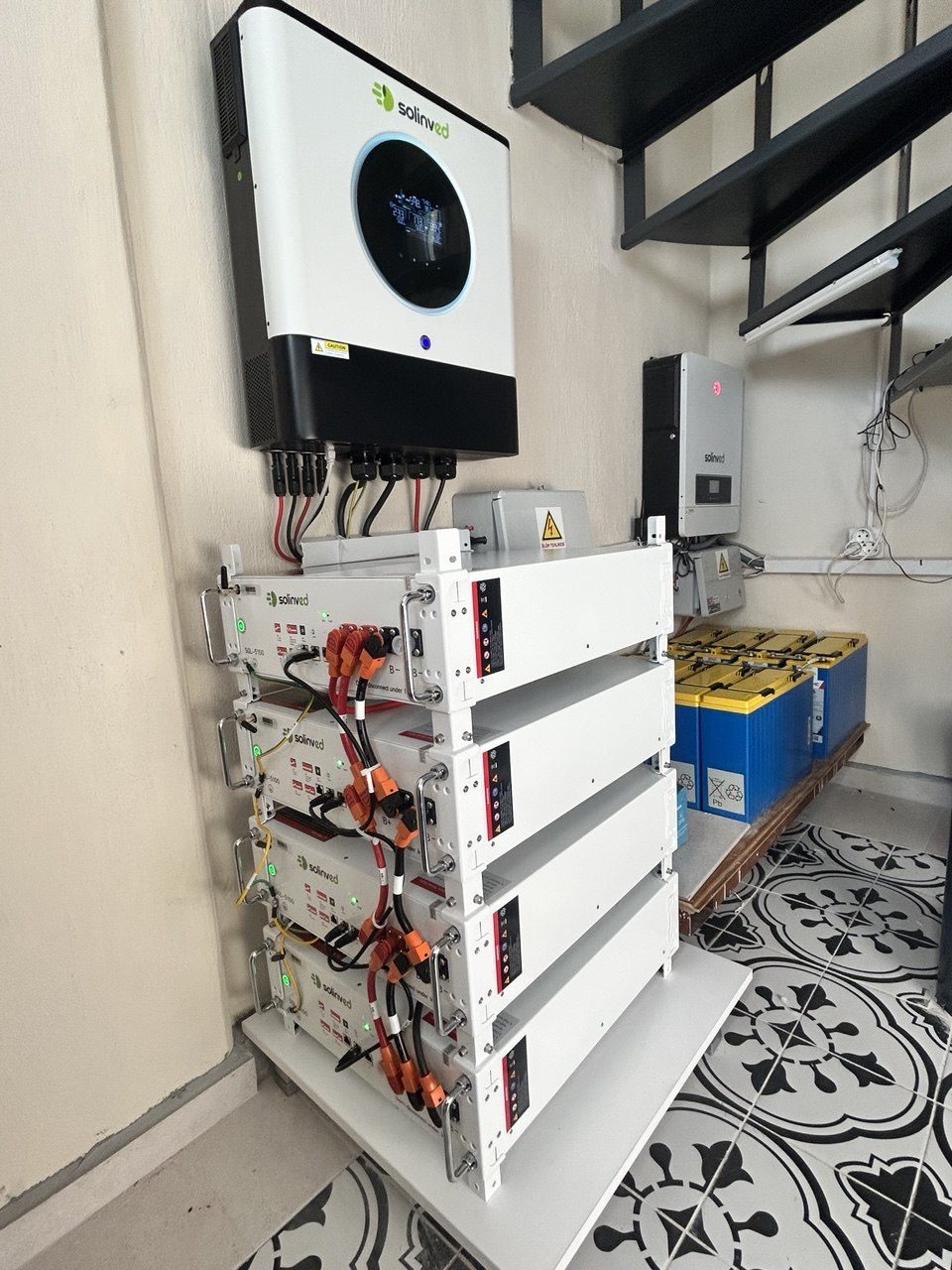 Urla'de Hibrit Off-Grid Enerji Sistemi — İzmir Urla off-grid güneş enerjisi sistemi fotoğrafı