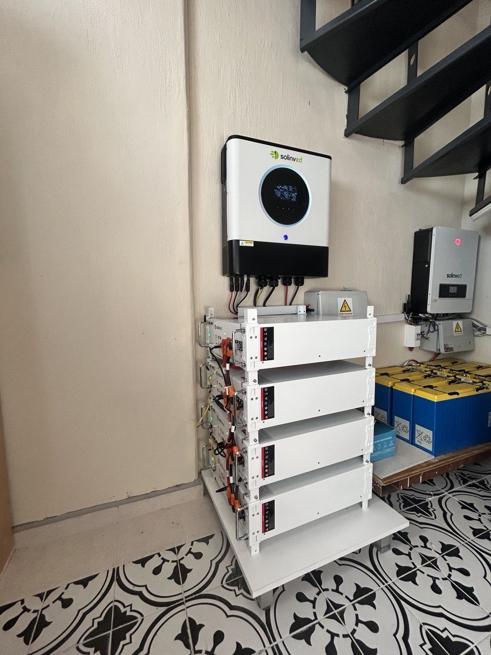 Urla'de Hibrit Off-Grid Enerji Sistemi — İzmir Urla off-grid güneş enerjisi sistemi fotoğrafı