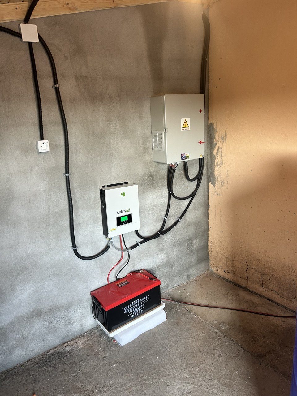 Alaşehir'de Bağımsız (Off-Grid) Güneş Enerjisi Sistemi — Manisa Alaşehir off-grid güneş enerjisi sistemi fotoğrafı