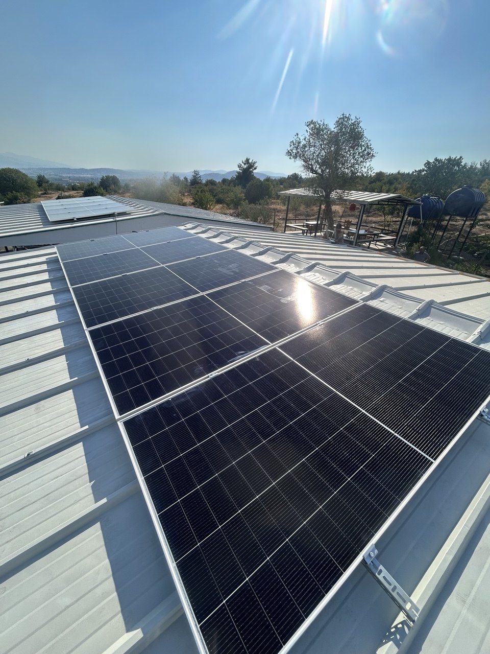 Fethiye'de Bağımsız (Off-Grid) Güneş Enerjisi Sistemi — Muğla Fethiye off-grid güneş enerjisi sistemi fotoğrafı