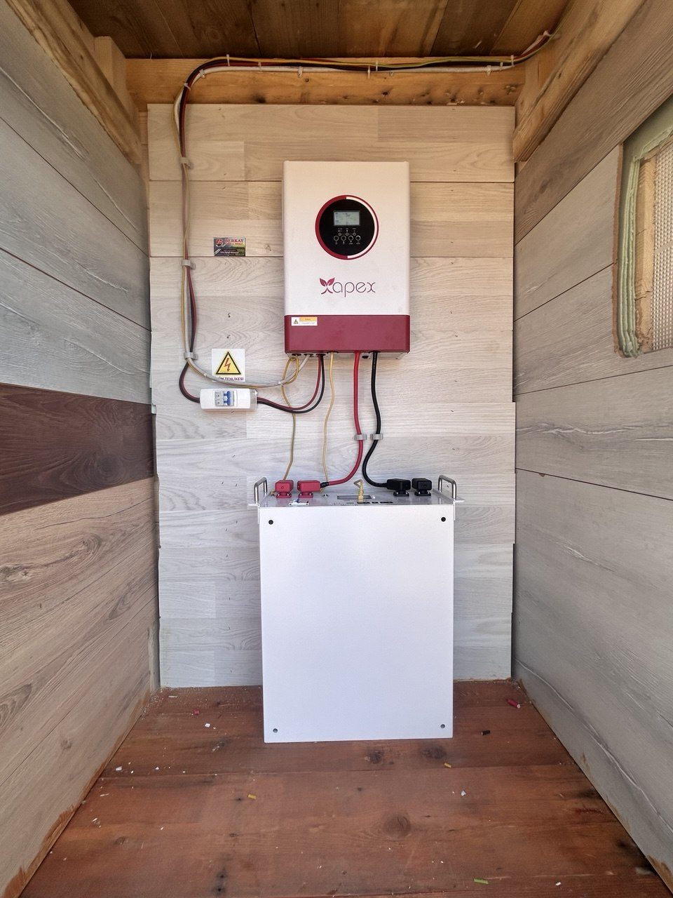 Aliağa'de Bağımsız (Off-Grid) Güneş Enerjisi Sistemi — İzmir Aliağa off-grid güneş enerjisi sistemi fotoğrafı
