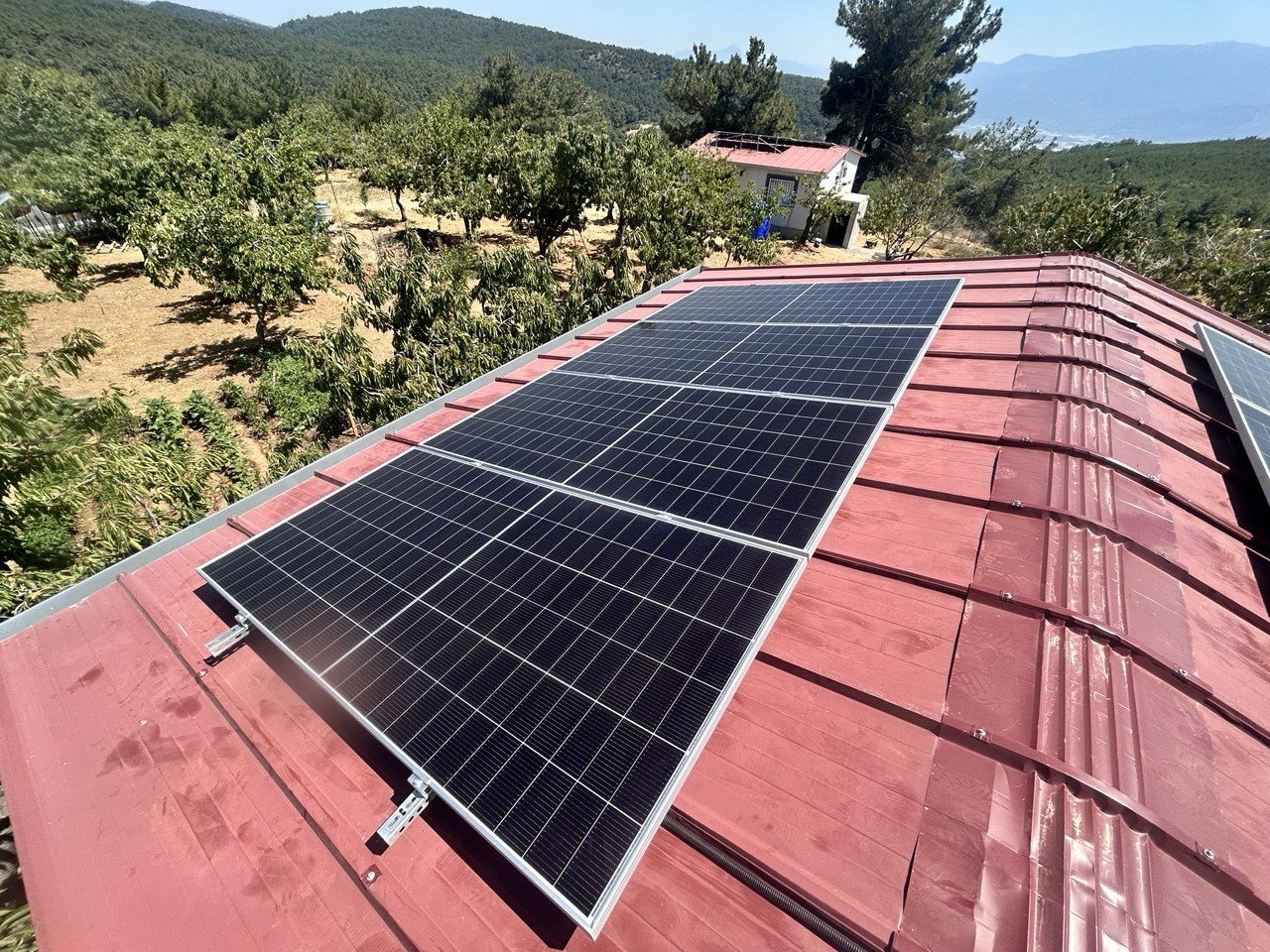 Ulucak'de Bağımsız (Off-Grid) Güneş Enerjisi Sistemi — İzmir Ulucak off-grid güneş enerjisi sistemi fotoğrafı