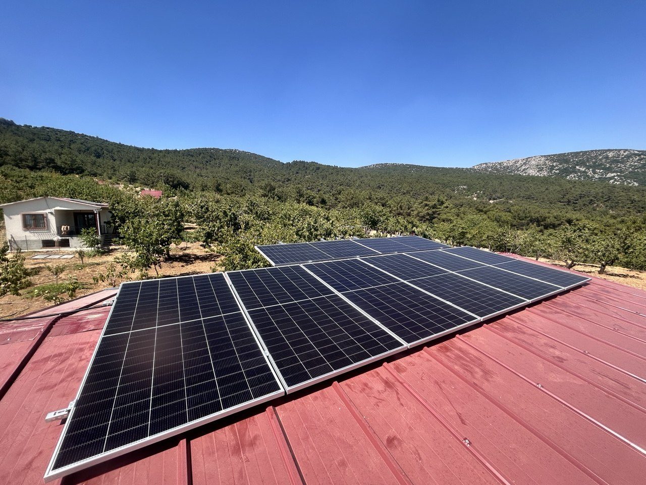 Ulucak'de Bağımsız (Off-Grid) Güneş Enerjisi Sistemi — İzmir Ulucak off-grid güneş enerjisi sistemi fotoğrafı