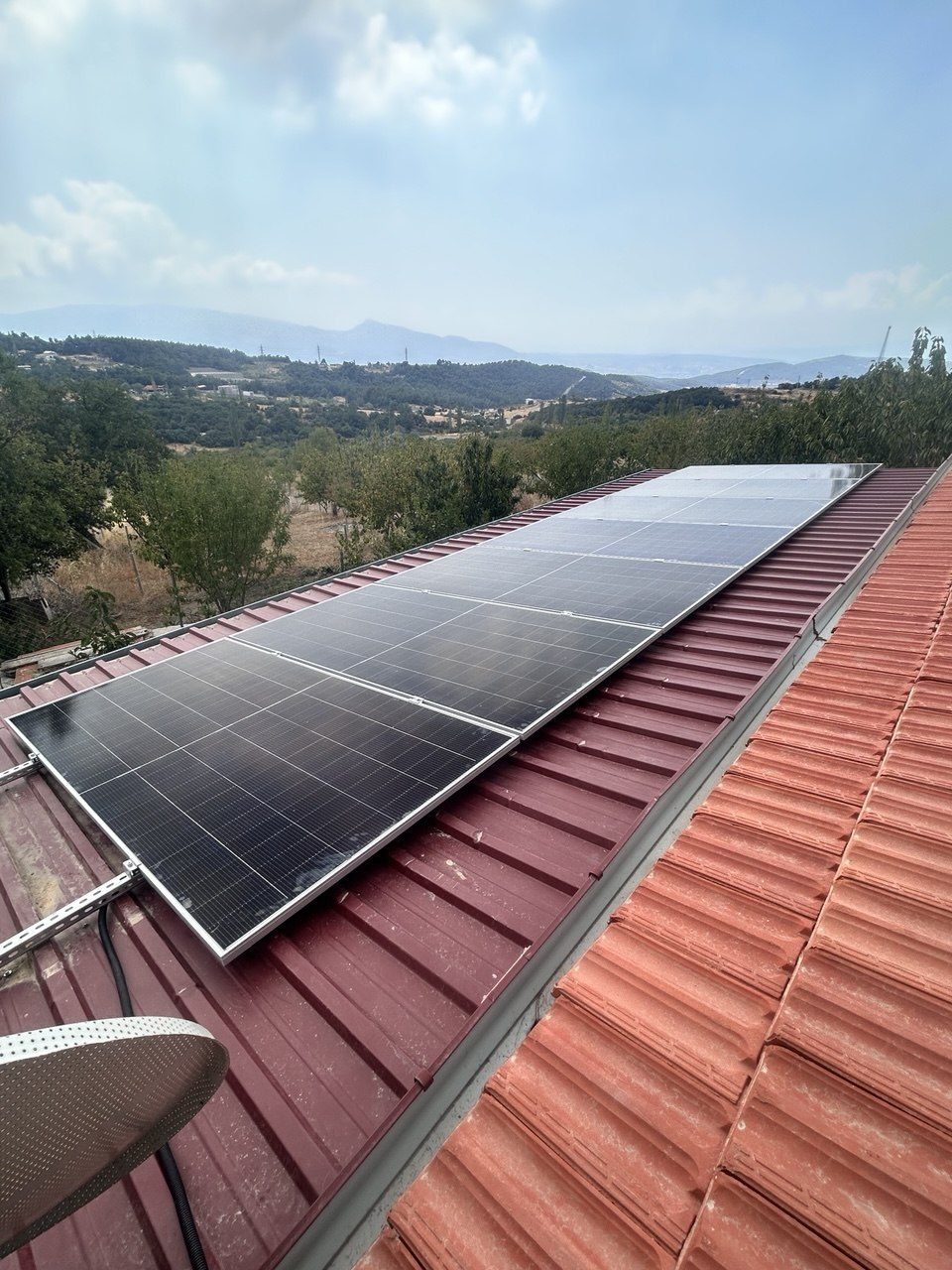 Karaçam'de Bağımsız (Off-Grid) Güneş Enerjisi Sistemi — İzmir Karaçam off-grid güneş enerjisi sistemi fotoğrafı