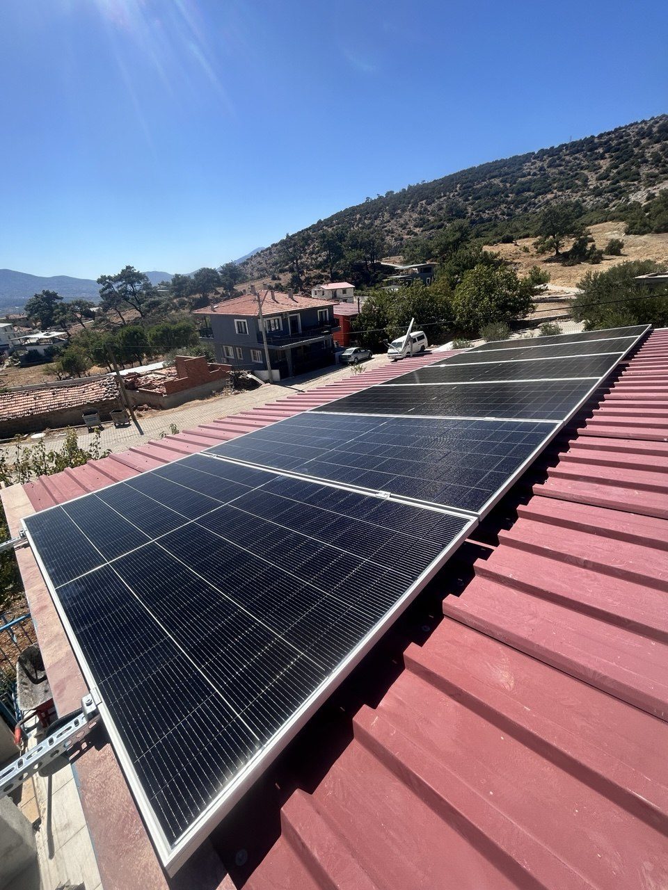 Saruhanlı'de Bağımsız (Off-Grid) Güneş Enerjisi Sistemi — Manisa Saruhanlı off-grid güneş enerjisi sistemi fotoğrafı