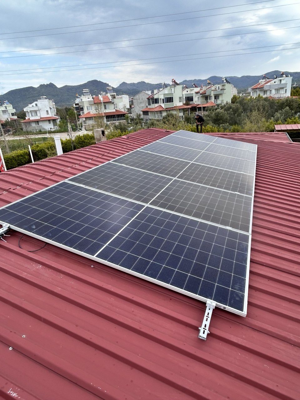 Foça'de Bağımsız (Off-Grid) Güneş Enerjisi Sistemi — İzmir Foça off-grid güneş enerjisi sistemi fotoğrafı