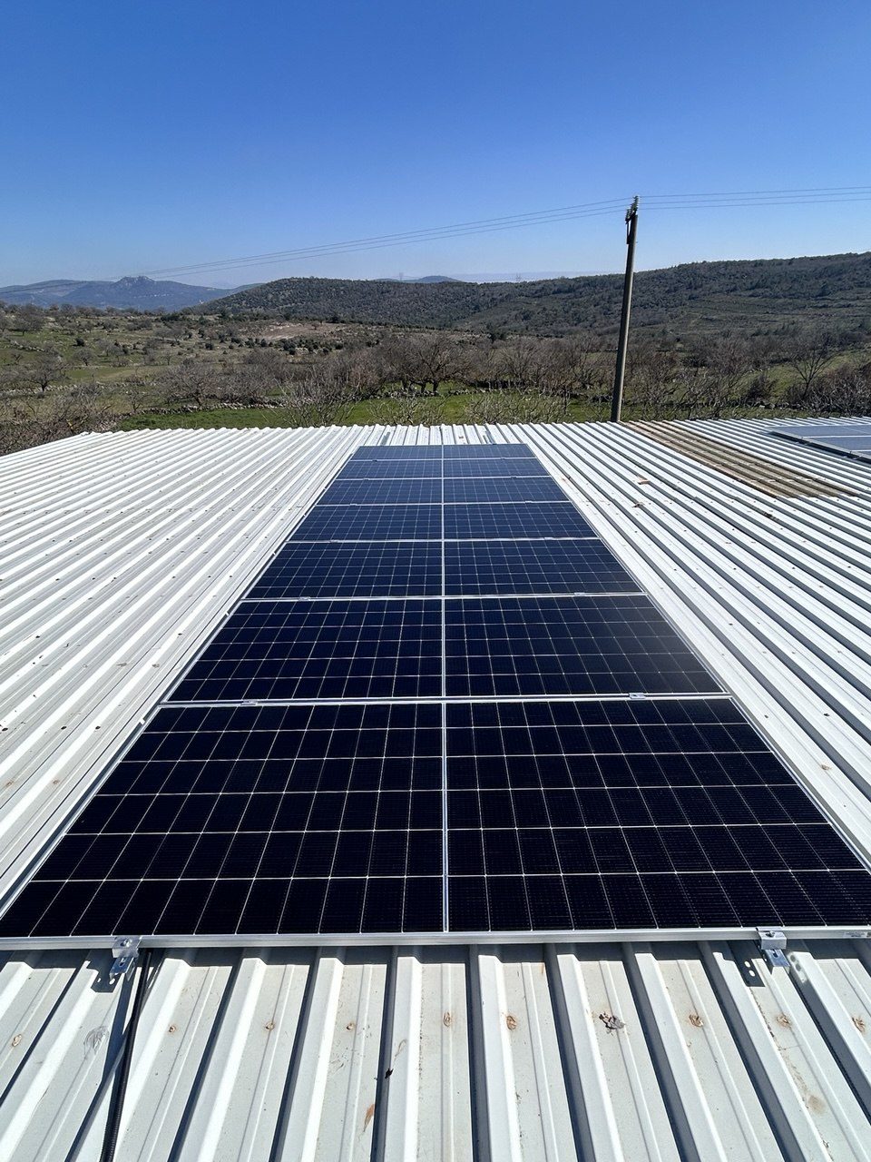 Aliağa'de Bağımsız (Off-Grid) Güneş Enerjisi Sistemi — İzmir Aliağa off-grid güneş enerjisi sistemi fotoğrafı