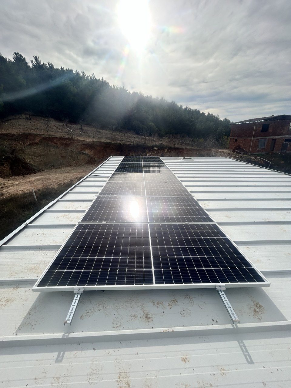 Manisa Saruhanlı'de kurulan off-grid güneş enerjisi sistemi