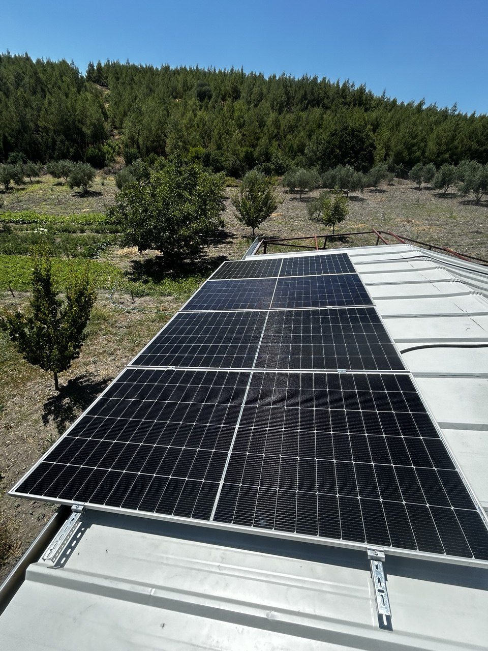 Manisa Ahmetli'de kurulan off-grid güneş enerjisi sistemi