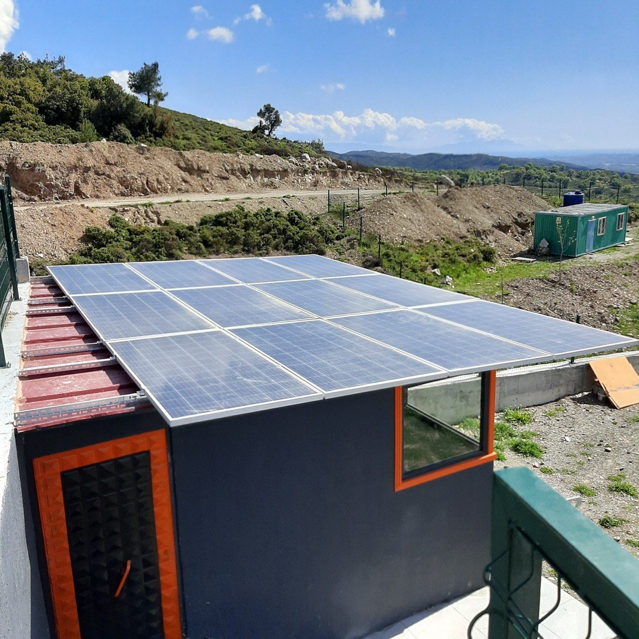 Güzelbahçe'de Bağımsız (Off-Grid) Güneş Enerjisi Sistemi — İzmir Güzelbahçe off-grid güneş enerjisi sistemi fotoğrafı