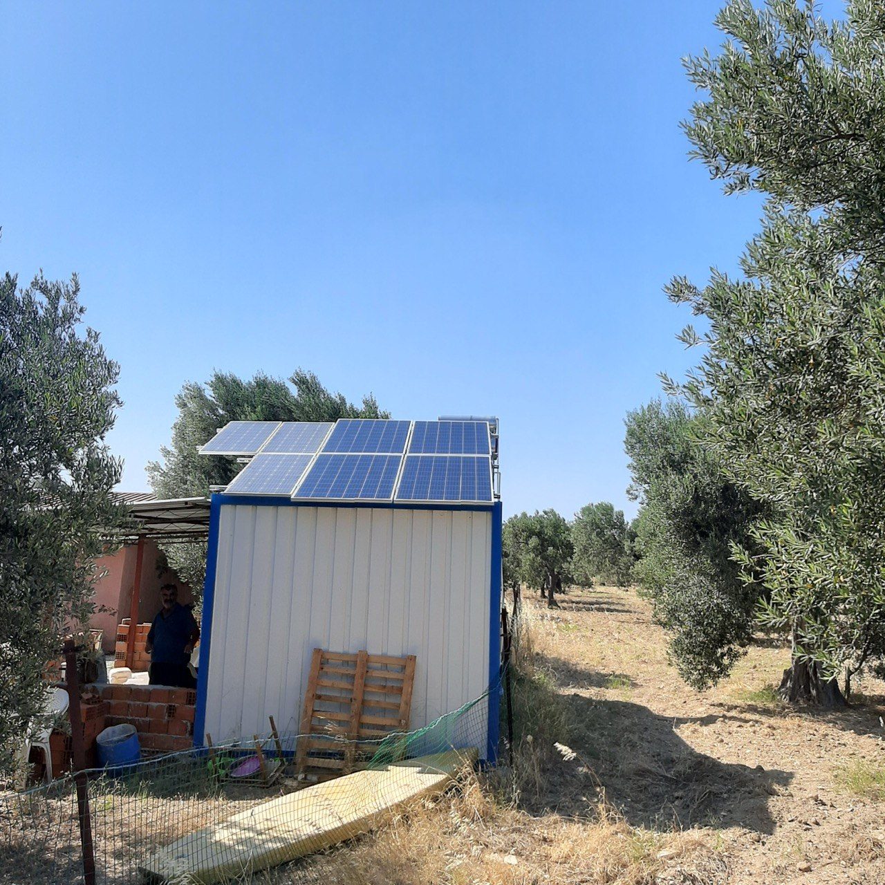 Yenişakran'de Bağımsız (Off-Grid) Güneş Enerjisi Sistemi — İzmir Yenişakran off-grid güneş enerjisi sistemi fotoğrafı