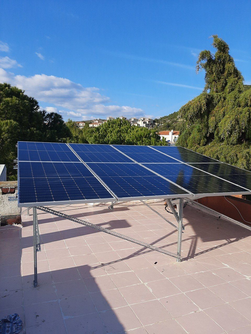 Foça'de Bağımsız (Off-Grid) Güneş Enerjisi Sistemi — İzmir Foça off-grid güneş enerjisi sistemi fotoğrafı