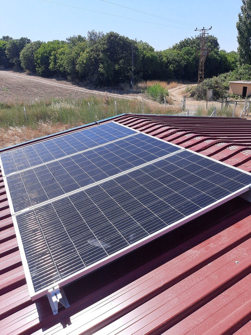 Salihli'de Bağımsız (Off-Grid) Güneş Enerjisi Sistemi — Manisa Salihli off-grid güneş enerjisi sistemi fotoğrafı