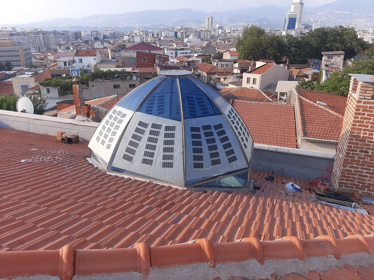 Konak'de Bağımsız (Off-Grid) Güneş Enerjisi Sistemi — İzmir Konak off-grid güneş enerjisi sistemi fotoğrafı