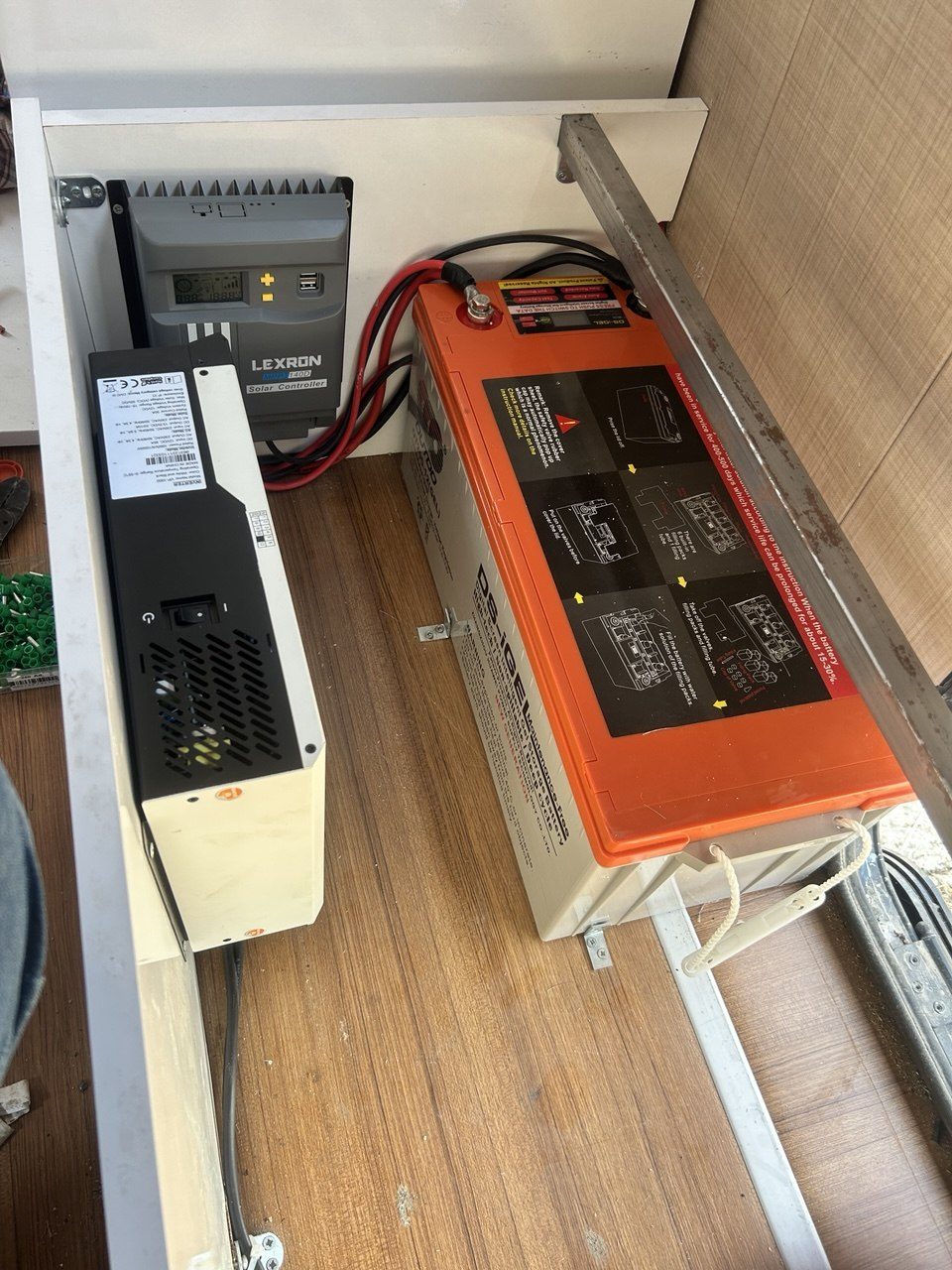 Payamlı'de Bağımsız (Off-Grid) Güneş Enerjisi Sistemi — İzmir Payamlı off-grid güneş enerjisi sistemi fotoğrafı