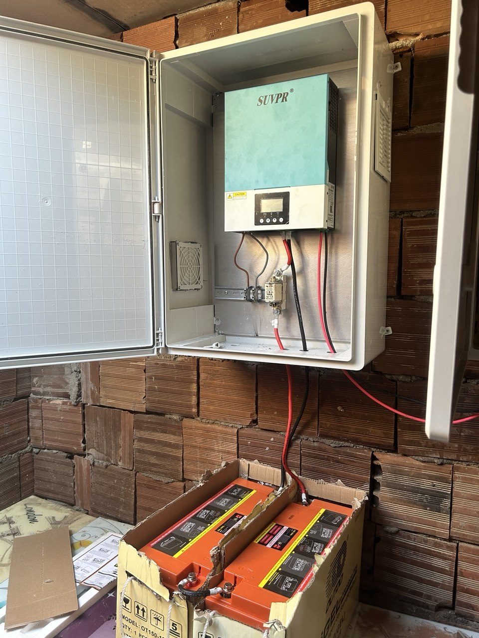 Uşak'de Güneş ve Rüzgar Hibrit Off-Grid Sistem — Uşak Uşak off-grid güneş enerjisi sistemi fotoğrafı