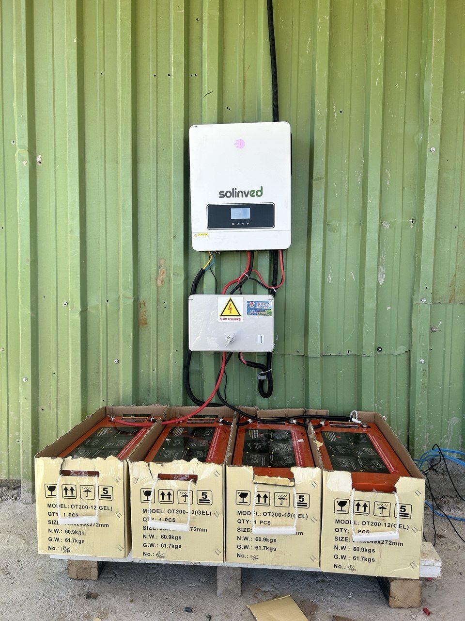 Çeşme'de Bağımsız (Off-Grid) Güneş Enerjisi Sistemi — İzmir Çeşme off-grid güneş enerjisi sistemi fotoğrafı