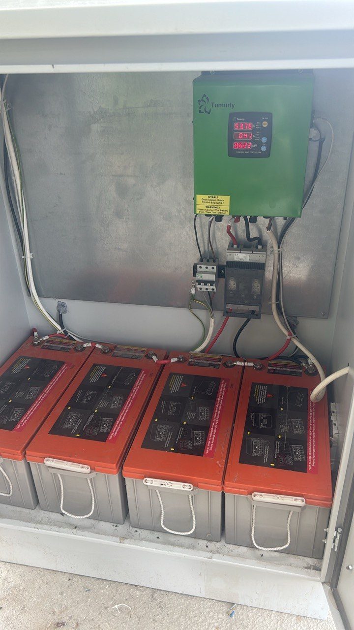 Çiğli'de Güneş ve Rüzgar Hibrit Off-Grid Sistem — İzmir Çiğli off-grid güneş enerjisi sistemi fotoğrafı