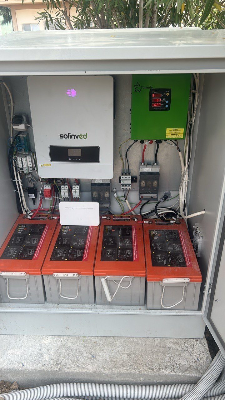 Çiğli'de Güneş ve Rüzgar Hibrit Off-Grid Sistem — İzmir Çiğli off-grid güneş enerjisi sistemi fotoğrafı