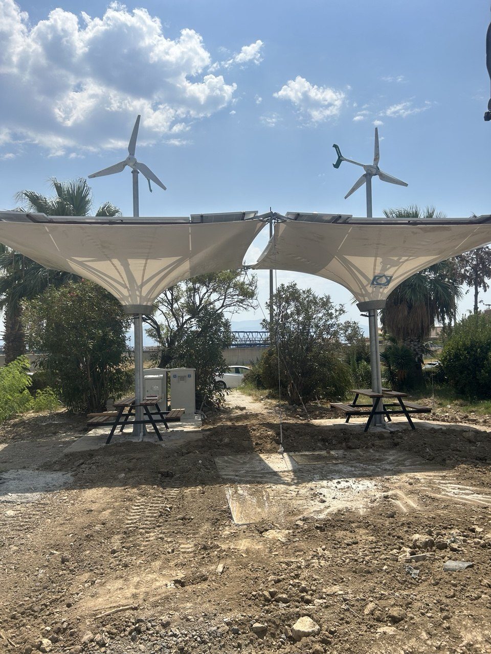 Çiğli'de Güneş ve Rüzgar Hibrit Off-Grid Sistem — İzmir Çiğli off-grid güneş enerjisi sistemi fotoğrafı