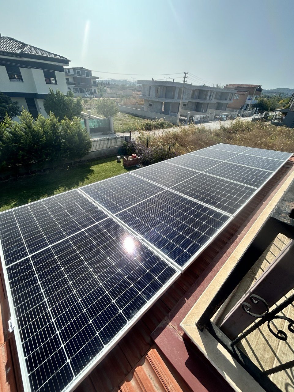 Urla'de Bağımsız (Off-Grid) Güneş Enerjisi Sistemi — İzmir Urla off-grid güneş enerjisi sistemi fotoğrafı