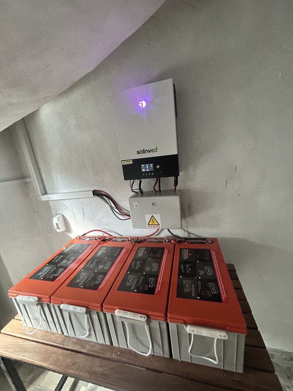 Urla'de Bağımsız (Off-Grid) Güneş Enerjisi Sistemi — İzmir Urla off-grid güneş enerjisi sistemi fotoğrafı