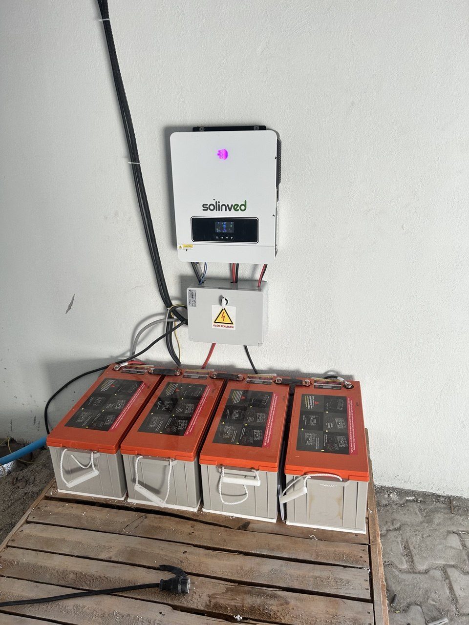 Urla'de Bağımsız (Off-Grid) Güneş Enerjisi Sistemi — İzmir Urla off-grid güneş enerjisi sistemi fotoğrafı