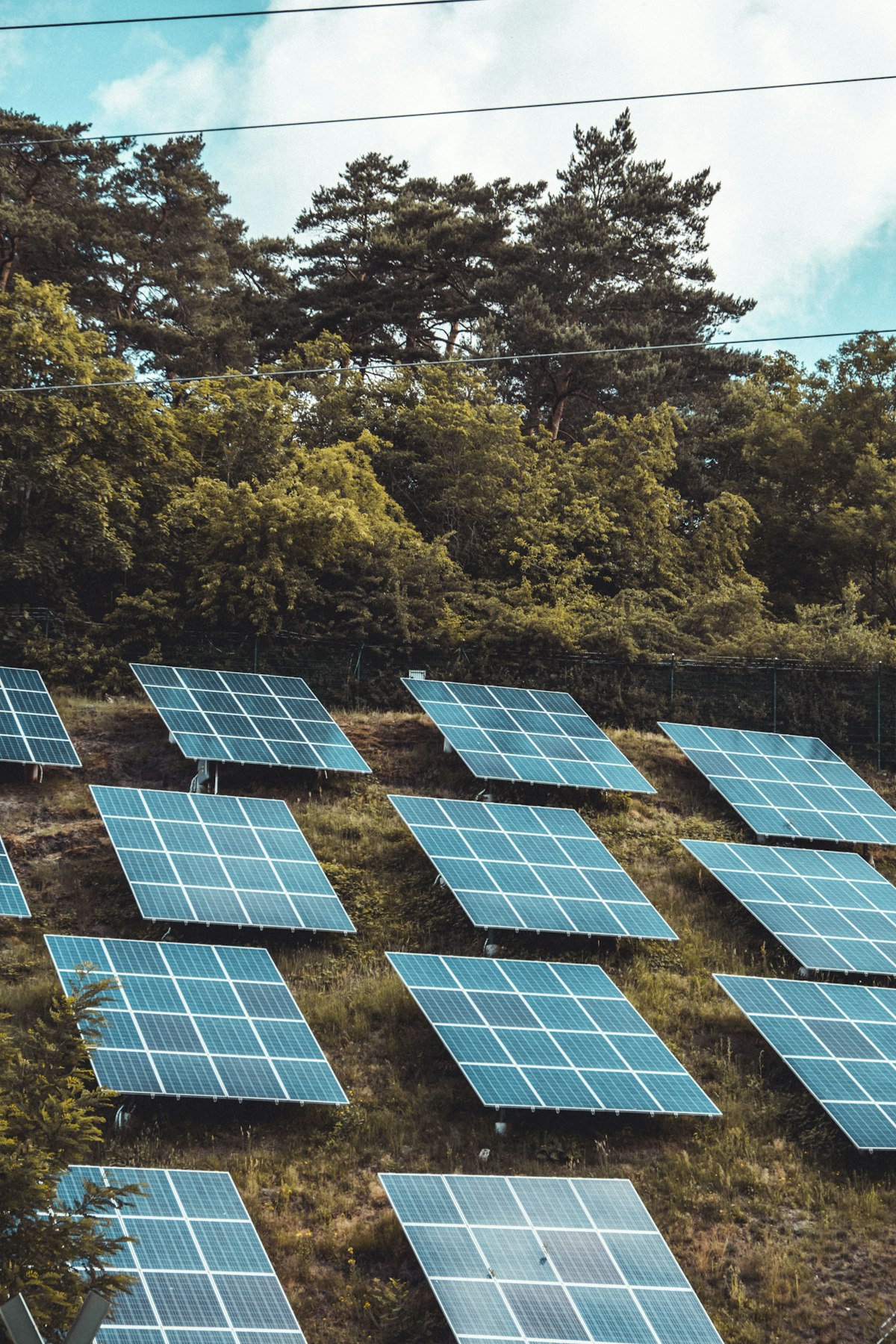 Çivril'de Tarla Sulama Sistemi — Tarlada güneş enerjisiyle çalışan sulama sistemi